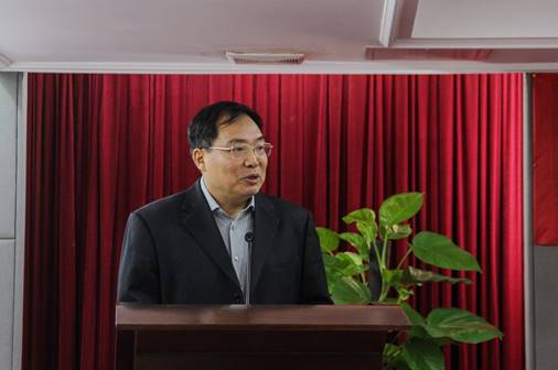 配圖6:文學(xué)院副院長(zhǎng)吳辛丑主持開幕式