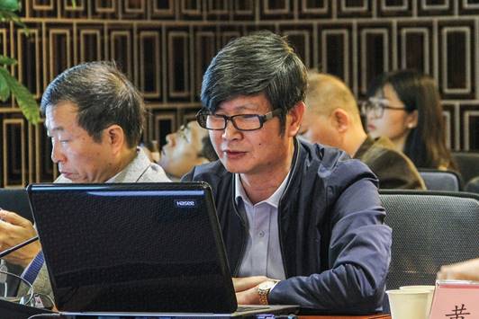 配圖13:清華大學(xué)教授趙平安作大會(huì)報(bào)告《談?wù)劰艥h語常識(shí)對(duì)出土文獻(xiàn)整理的制約——以清華簡(jiǎn)為例》